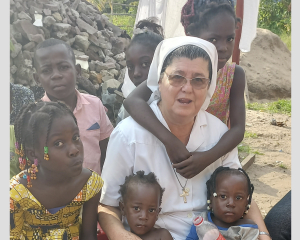 Sor Denia sirvió durante 15 años en Gabón, en dos comunidades diferentes, donde trabajó con niños y jóvenes. Más tarde pasó 12 años en Camerún y ya lleva 5 años en El Congo.