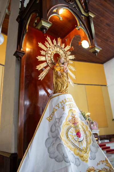 El cónsul Juan Sainz colocó el manto en la imagen de Nuestra Señora del Pilar de la Catedral