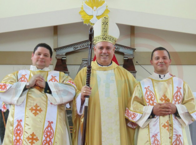 Monse&ntilde;or Juan Miguel junto a Marcelino (izquierda) y Santiago (derecha). 