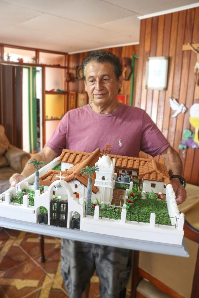 Artesano crea una iglesia colonial de Orosi en peque&ntilde;ito