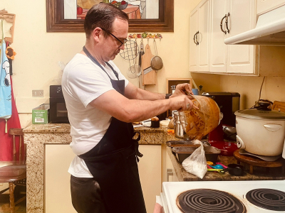 Monse&ntilde;or Daniel hered&oacute; el gusto por la cocina de su familia. Aqu&iacute; prepara queques sin gluten que por ahora no est&aacute;n a la venta&hellip; pero talvez m&aacute;s adelante. 
