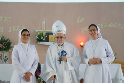 Las hermanas Cintia y María de los Ángeles junto a Mons. Vittorino Girardi.