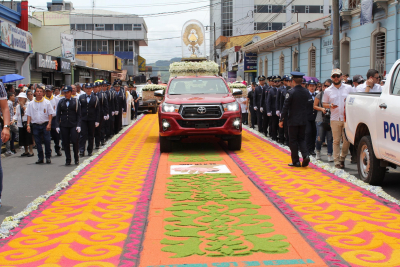 La devoci&oacute;n y la creatividad se unen en la Pasada de la Virgen a la Bas&iacute;lica de los &Aacute;ngeles.