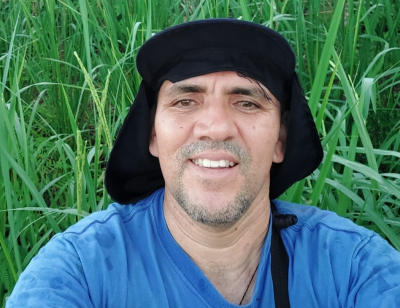 El Padre Henry No&eacute; se levanta a las 4 a.m., reza y se va a la huerta a mantener sus cultivos. A las 8 a.m. ya est&aacute; atendiendo en la Oficina Parroquial.