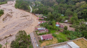 El Barrio La fuente sufrió el desborde del caudal del Río.