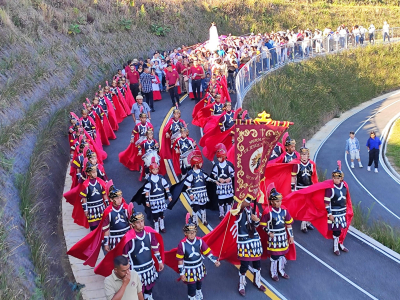 Una procesi&oacute;n con la tropa infantil en Cartago