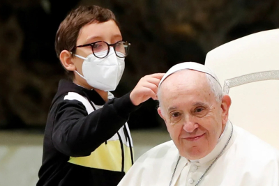 Este ni&ntilde;o con TEA ten&iacute;a mucha curiosidad por el solideo del Papa. Al final el Papa le regal&oacute; uno.
