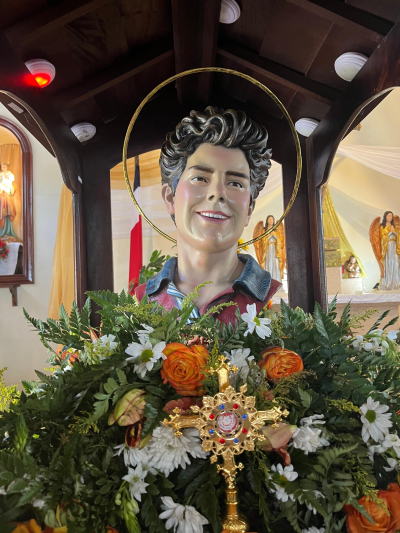 J&oacute;venes entronizaron reliquia de Carlo Acutis en Parroquia de Liberia