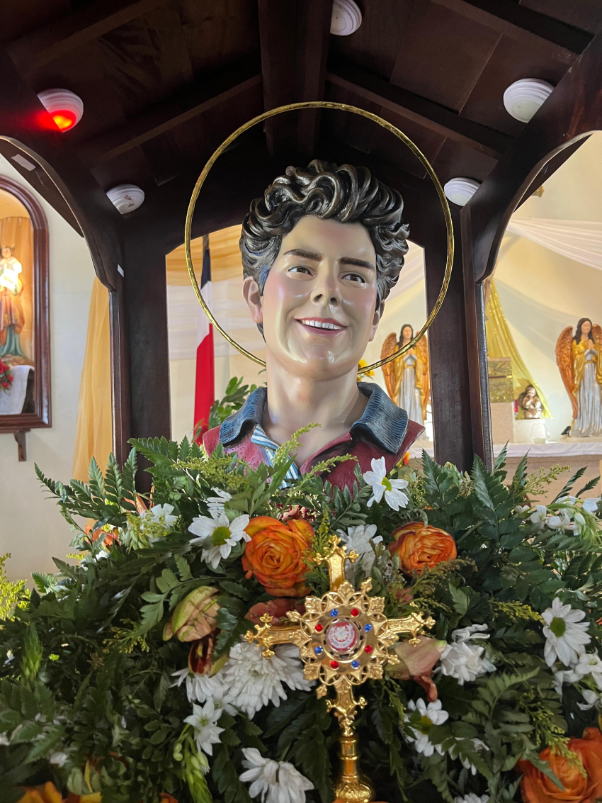 Jóvenes entronizaron reliquia de Carlo Acutis en Parroquia de Liberia