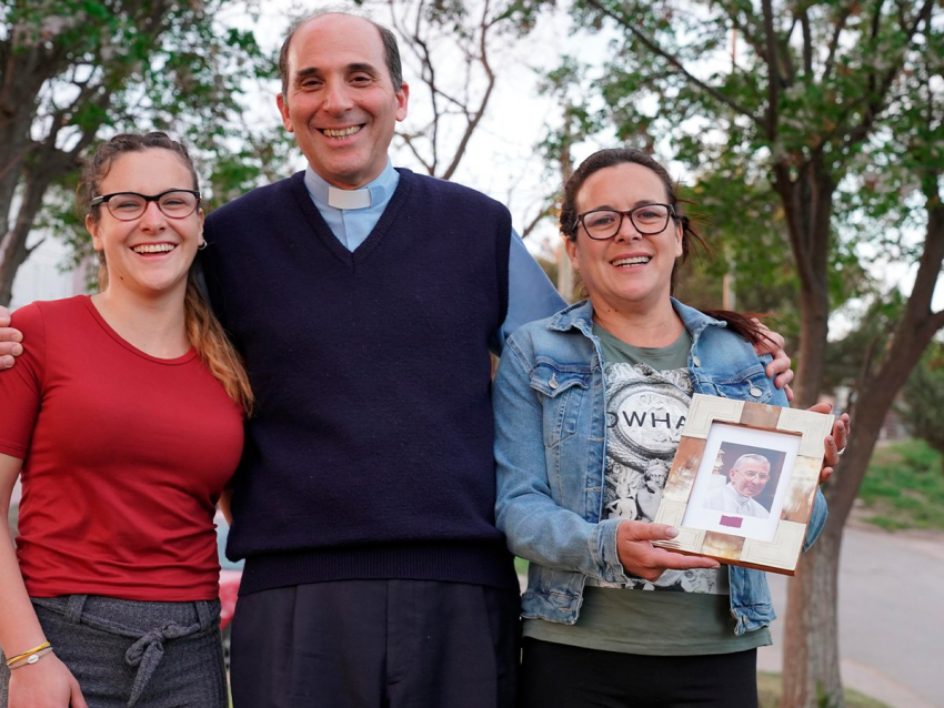 Candela (izquierda) tiene hoy 21 años, es una joven sana y estudia en la Universidad. A su lado el Padre Dabusti y su madre.