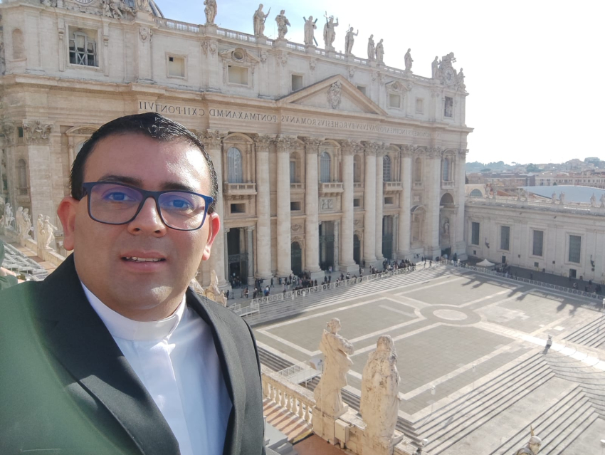 Sacerdote tico servirá como ayudante ceremoniero en funeral de Benedicto XVI
