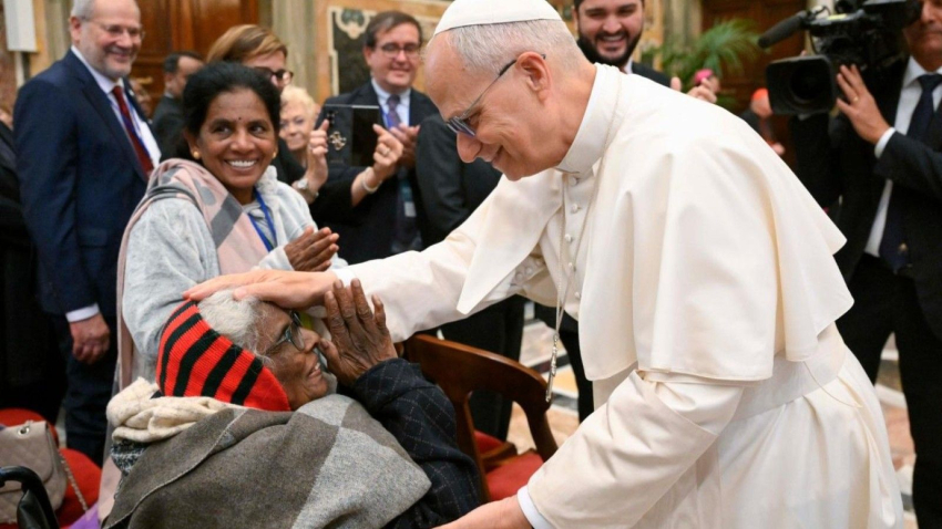 “Los ancianos”, subraya el Papa, “nos enseñan que la salvación no está en la autonomía, sino en reconocer humildemente nuestras propias necesidades y saber expresarlas libremente”.