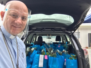 Monseñor Mario llegó con las verduras a Puntarenas