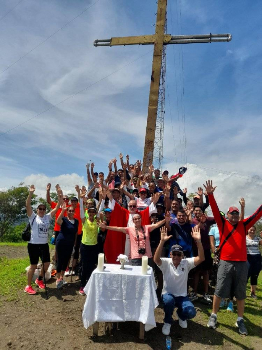 Nicoyanos volvieron a celebrar tradicional Misa en el Cerro de la Cruz