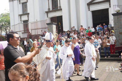 Monse&ntilde;or Bartolom&eacute; Buigues, sacerdotes y laicos el d&iacute;a de la fiesta patronal en honor a Nuestra Se&ntilde;ora del Pilar.