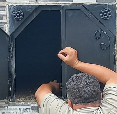 La obra social, Casa de Oraci&oacute;n, cuenta con 12 b&oacute;vedas, algunas disponen de 21 nichos.