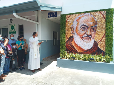 Devoto dona mural a parroquia herediana