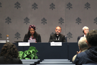 Todos los d&iacute;as se ofrecen conferencias de prensa sobre diversos aspectos del S&iacute;nodo. Foto L. &Aacute;vila. 