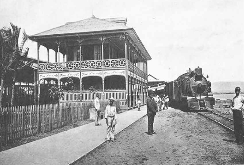 Estación del ferrocarril en Puntarenas. El tren había llegado al Puerto del Pacífico en 1910 y es mencionado por Mons. Marenco en su informe de 1920.