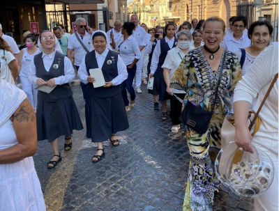 El a&ntilde;o pasado, decenas de ticos residentes o de viaje en Roma, se unieron en romer&iacute;a hacia la imagen de la Virgen.
