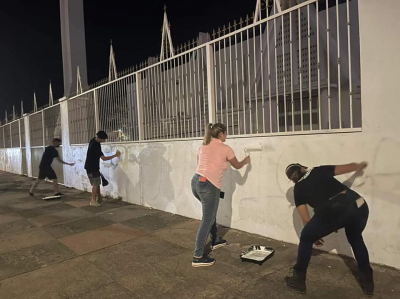 Inmediatamente un grupo de vecinos se organiz&oacute; para restaurar las paredes. 