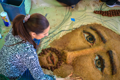 La obra, hecha con aserr&iacute;n de colores, fue dise&ntilde;ada y confeccionada por la artista de arte sacro costarricense Paula S&aacute;enz Soto.