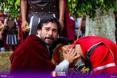 Un Via Crucis vivo en la Ciudad de los Ni&ntilde;os