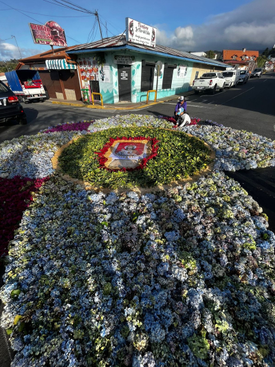 San Isidro de Heredia alfombra sus calles para el paso de Cristo Rey