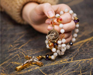 El Santo Rosario: contemplar con María el rostro de Cristo