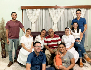 Don Normal tiene 35 años de casado, “con la mujer más linda del mundo” y agradece a Dios haber recibido tantas bendiciones. Aquí junto a sus hijas, las religiosas Yamileth y Tamara.