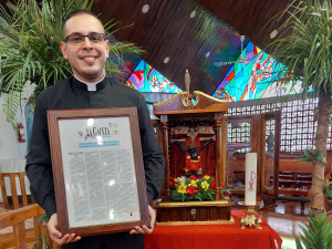 El Padre Yunner es un apasionado de la devoción que  hay en Santa Cruz por el Cristo Negro de Esquipulas.