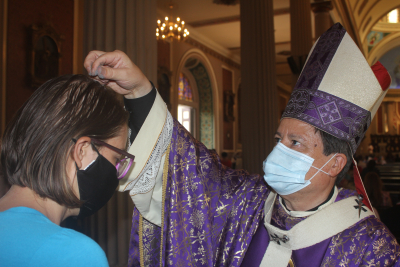 Nuevamente este a&ntilde;o, al igual que el anterior, los fieles recibir&aacute;n la ceniza sobre sus cabezas, como medida preventiva de contagios de Covid-19..