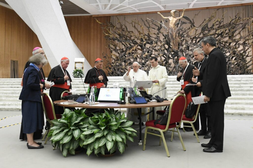 El Papa Francisco en una de las asambleas de la Primera Sesión del Sínodo de la Sinodalidad.