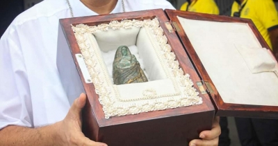 Caen p&eacute;talos del cielo... Ah&iacute; va la Negrita