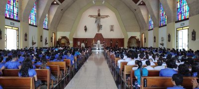 NI&ntilde;os y j&oacute;venes rezando por ni&ntilde;os y j&oacute;venes