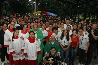 Monseñor Javier Román junto a los cientos de jóvenes que participaron en el Día Diocesano.