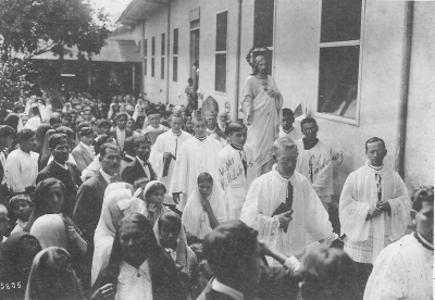Procesión con la imagen del Sagrado Corazón de Jesús, encabezada por Mons. Stork y profesores del Seminario.