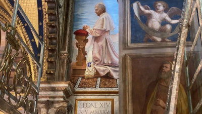 La venerada imagen de la Virgen del Buen Consejo y el fresco del Papa Le&oacute;n reci&eacute;n develado en su santuario.