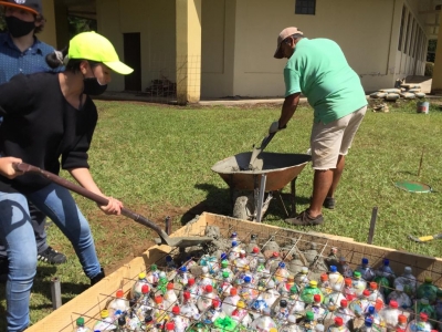 Parroquia de Heredia construye bancas con Eco-blocks