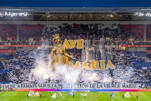 El club de fútbol Olympique de Lyon rindió homenaje a la Virgen