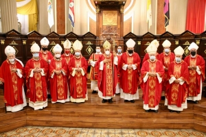 Obispos activos y eméritos, junto con el Nuncio Apostólico, Monseñor Bruno Musaró, concelebraron la Eucaristía.