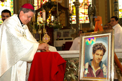 Mons. Jos&eacute; Rafael Quir&oacute;s fue quien trajo varias reliquias del beato al pa&iacute;s.