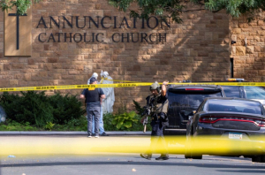 Tiroteo en iglesia de escuela católica en EEUU deja dos niños fallecidos