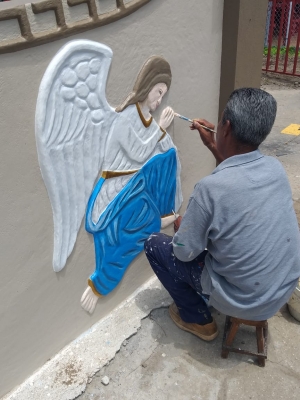 Artista diseñó angelitos en bajo relieve en las paredes de templo de Sardinal
