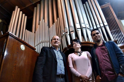  Aquí don Bernal (izquierda) junto a Paula Garita y Kevin Guillén, estudiantes de música.