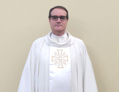 El Padre Sergio Hern&aacute;ndez explic&oacute; que el valor de la persona humana lo da Dios y esto se revela especialmente a trav&eacute;s de Cristo. As&iacute;, la dignidad va m&aacute;s all&aacute; de simples percepciones individuales o valores econ&oacute;micos.