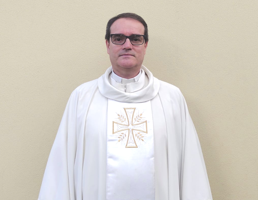 El Padre Sergio Hernández explicó que el valor de la persona humana lo da Dios y esto se revela especialmente a través de Cristo. Así, la dignidad va más allá de simples percepciones individuales o valores económicos.