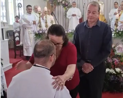 Momento en que Pablo Gustavo recibe la bendici&oacute;n de sus padres.