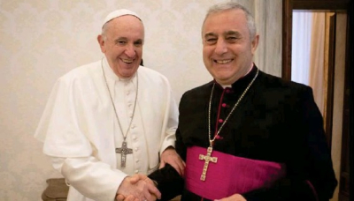 Monse&ntilde;or Bruno Musar&oacute; junto al Papa Francisco.