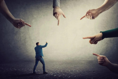 Juzgar a una persona no define quién es ella, define quién eres tú